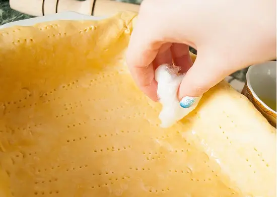 bôi lòng trắng trứng vào vỏ bánh