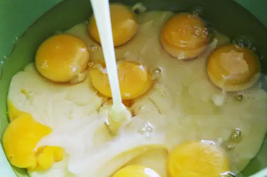 Trộn trứng với sữa làm món bánh chuối nướng