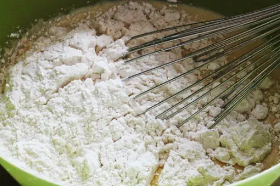 Sau đó trộn thêm bột mì với hỗn hợp trứng sữa để làm món bánh chuối nướng