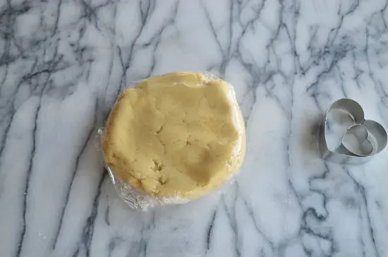 Để bột làm bánh cookies hình trái tim để bột nở