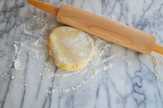 Cán bột làm bánh cookies hình trái tim thành miếng mỏng