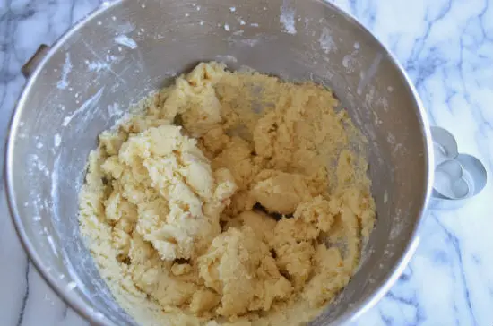 trộn đều bột bánh cookies hình trái tim