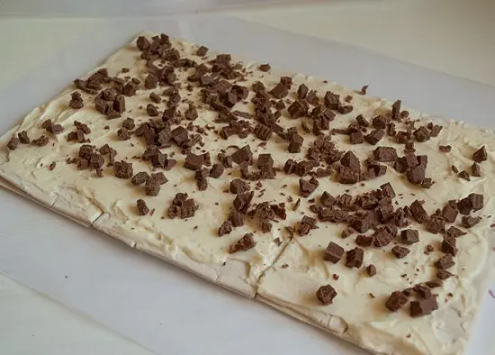 rắc chocolate chip lên bánh