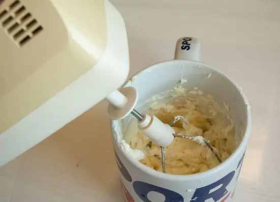 đánh kem pho mát với đường