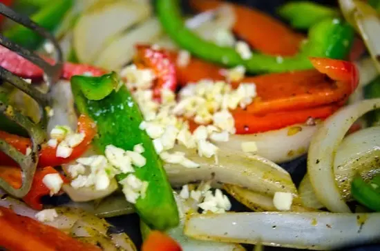 Cách làm bánh cuộn thịt gà mới lạ ngon tuyệt 4