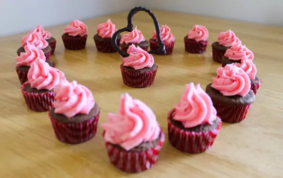 banh-cupcake-huong-dau-1
