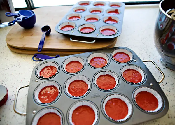 Cách làm bánh cupceke red velvet thật đơn giản 6