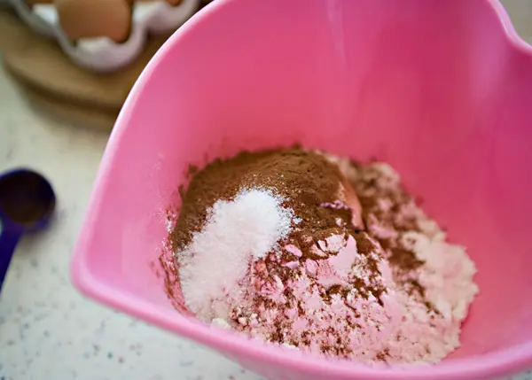 Cách làm bánh cupceke red velvet thật đơn giản 4