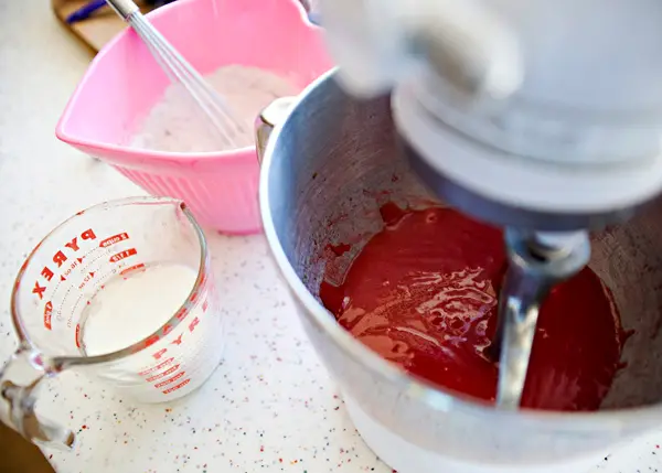 Cách làm bánh cupceke red velvet thật đơn giản 5