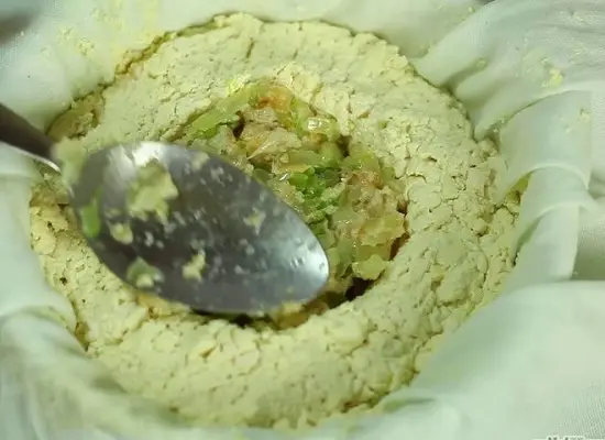nhồi rau củ vào bánh