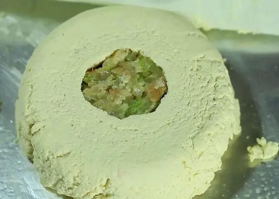 cho bánh vào khay nướng