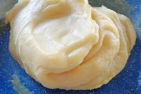 cach-lam-banh-deo-la-dua-nhan-dau-xanh-3