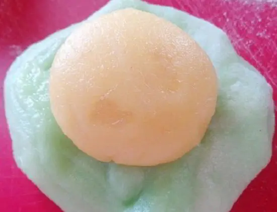 cach-lam-banh-deo-la-dua-nhan-dau-xanh-5