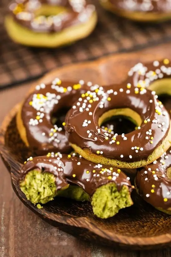 Hoàn thành bánh Donut trà xanh bọc sôcôla