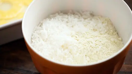 cách làm bánh dứa phủ bơ dừa 3