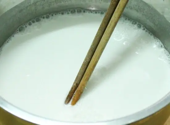 hòa bột với nước cốt dừa