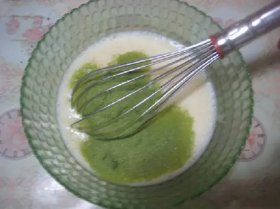 cho thêm sữa và bột trà xanh vào bát trứng