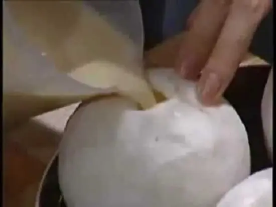rót hỗn hợp vào trong quả dừa làm flan trái dừa
