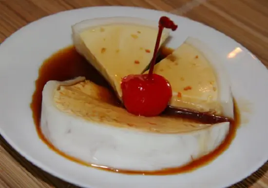 cắt bánh flan trái dừa