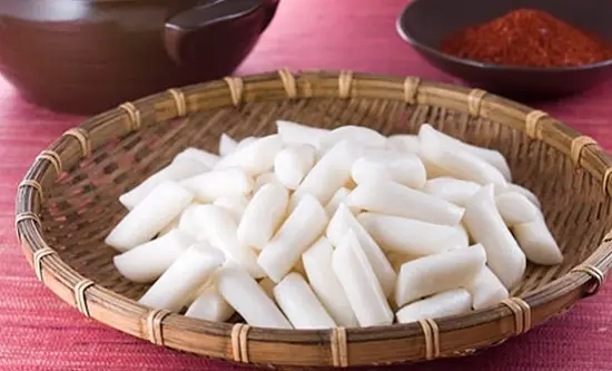 cắt bánh gạo sao cho vừa ăn