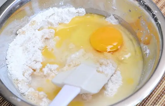 thêm trứng vào hỗn hợp bánh