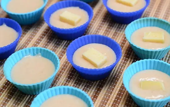 đặt phô mai vào khuôn bánh