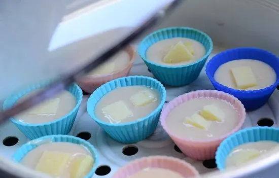 cho bánh vào nồi hấp