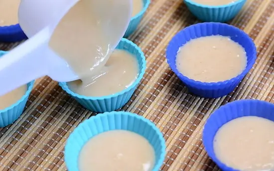 đổ bột bánh vào khuôn