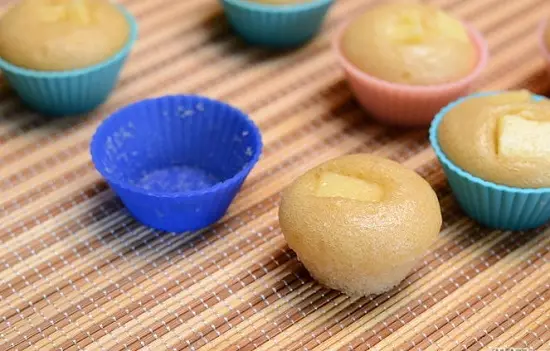 gỡ bánh ra khỏi khuôn