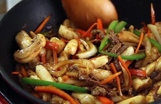 Cách làm bánh gạo xào Hàn Quốc kiểu hoàng gia 6