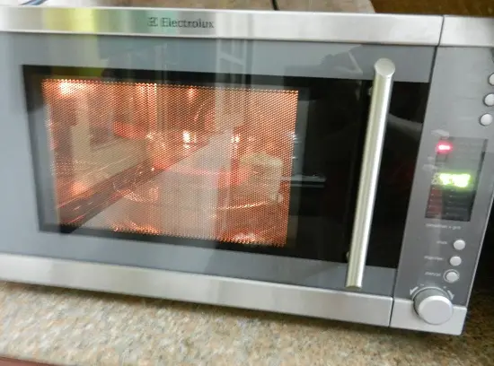 làm bánh gato bằng lò vi sóng nướng bánh