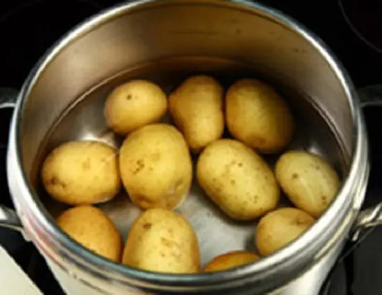 luộc khoai tây