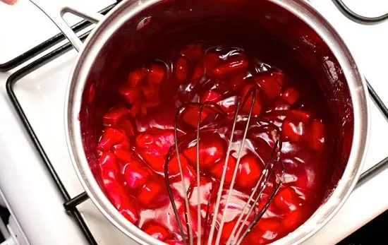 đun xá xíu với hỗn hợp đường bột bắp