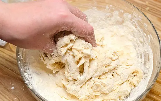 nhào bột bánh