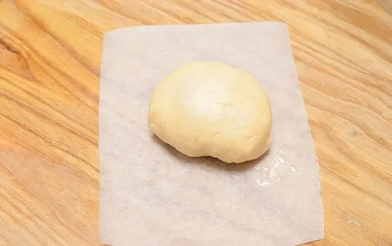 đặt bánh vào giấy nến