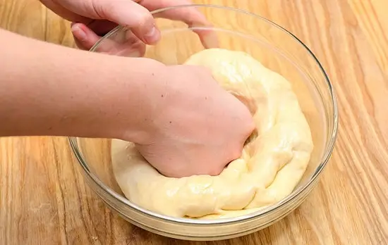 ấn mạnh bột xuống
