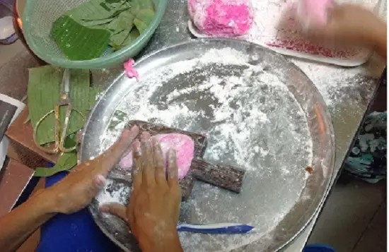 để bánh vào khuôn