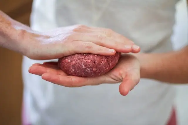 Cách làm bánh humburger thơm ngon cho bữa sáng đơn giản
