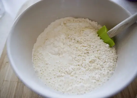 cho sữa vào bột bánh