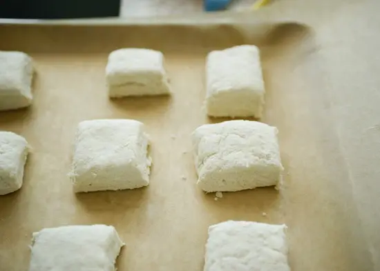 cắt bánh thành hình vuông