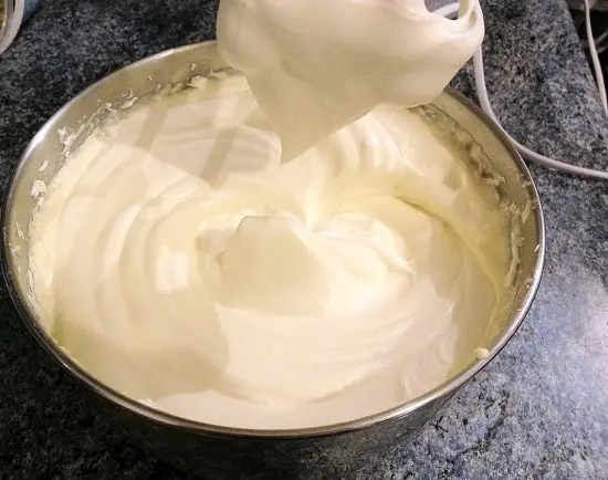 làm bánh kem sữa tươi đánh kem 1