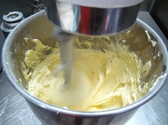 làm bánh kem sữa tươi đánh kem
