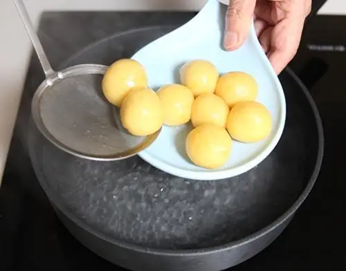bánh khoai lang lăn dừa