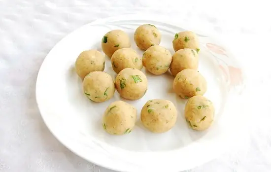 nặn tròn bánh khoai tây