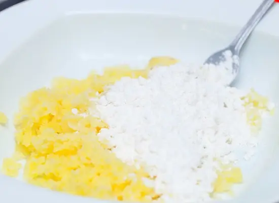 trộn khoai tây với bột