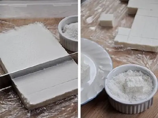 cắt từng miếng bánh khúc bạch