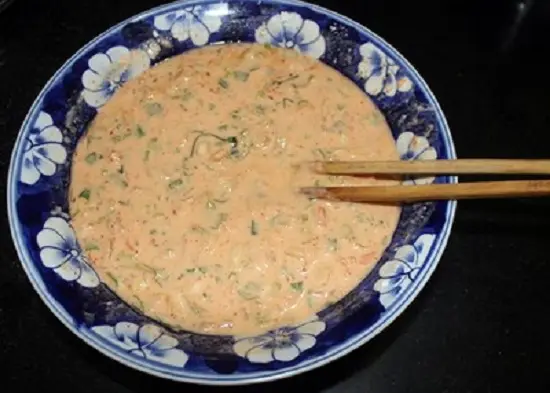 cho nước kim chi vào bột