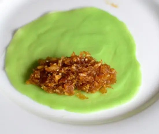cho nhân vào vỏ bánh