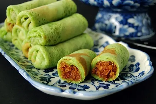 bánh Kuih dadar lá dứa thơm ngon