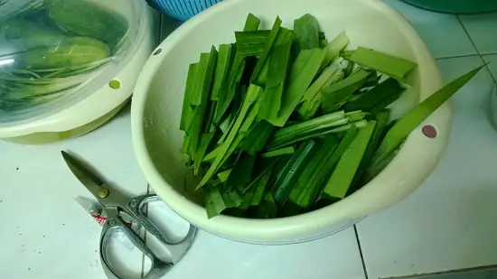 lá dứa cắt nhỏ